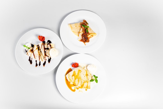 Stôl s tromi taniermi rôznych jedál